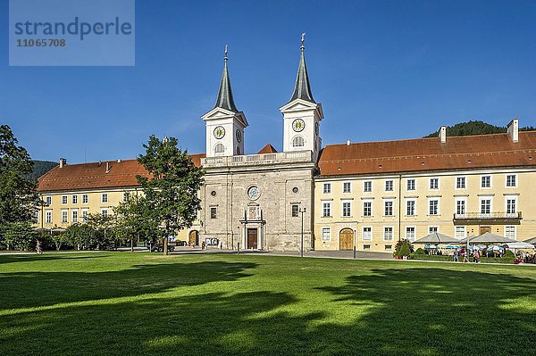 Kloster Tegernsee mit Basilika St. Quirin  heute Schloss mit Bräustüberl  Stadt Tegernsee  Oberbayern  Bayern  Deutschland  Europa