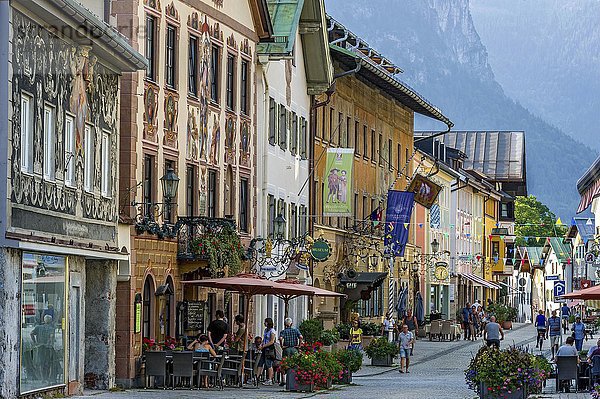 Ludwigstraße mit historischen Häusern  Ortsteil Partenkirchen  hinten die Berge Königsstand und Brünstelskopf  Garmisch-Partenkirchen  Werdenfelser Land  Oberbayern  Bayern  Deutschland  Europa