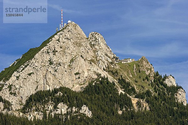 Berg Wendelstein mit Sendeanlage des Bayerischen Rundfunk am Gipfel und Bergstation der Wendelsteinbahnen  Mangfallgebirge  Bayerische Voralpen  Oberbayern  Bayern  Deutschland  Europa