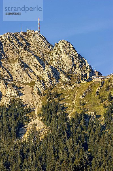 Berg Wendelstein mit Sendeanlage des Bayerischen Rundfunk am Gipfel und Bergstation der Wendelsteinbahnen  Mangfallgebirge  Bayerische Voralpen  Oberbayern  Bayern  Deutschland  Europa