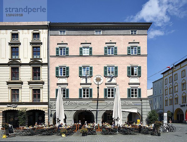 Historische Wohn- und Geschäftshäuser am Max-Josefs-Platz  Fußgängerzone  Innenstadt  Rosenheim  Oberbayern  Bayern  Deutschland  Europa