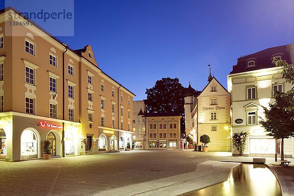 Historische Wohn- und Geschäftshäuser und Stadtmuseum am Ludwigsplatz bei Dämmerung  Innenstadt  Rosenheim  Oberbayern  Bayern  Deutschland  Europa