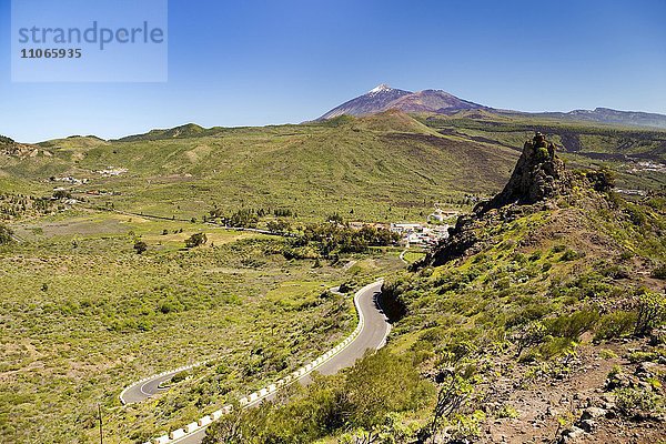 Ausblick vom Degollada de Cherfe über Santiago del Teide zum Teide-Massiv  Teneriffa  Kanarische Inseln  Spanien  Europa