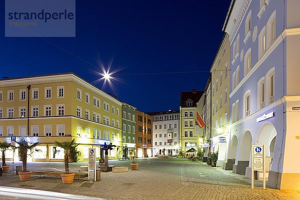 Historische Wohn- und Geschäftshäuser am Ludwigsplatz am Abend  Innenstadt  Rosenheim  Oberbayern  Bayern  Deutschland  Europa