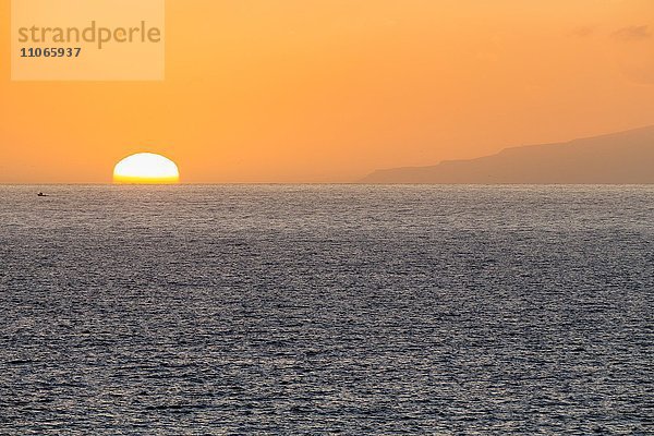 Untergehende Sonne über dem Meer  Costa Adeje  Teneriffa  Kanarische Inseln  Spanien  Europa