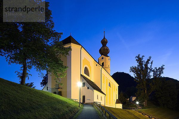 Katholische Pfarrkirche St. Georg von 1758  Ruhpolding  Oberbayern  Bayern  Deutschland  Europa