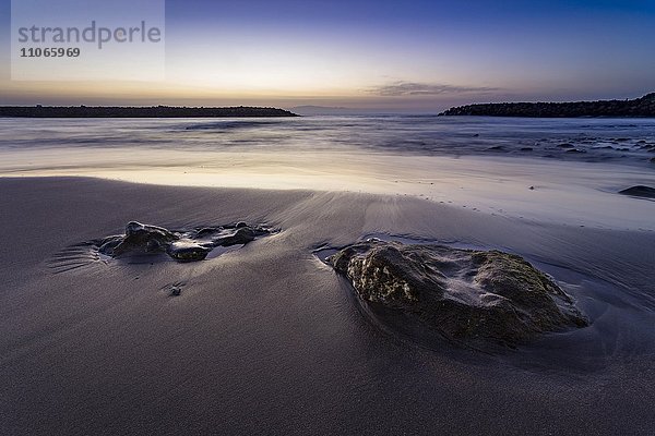 Strand mit umspülten Steinen  Abendstimmung  Costa Adeje  Teneriffa  Kanarische Inseln  Spanien  Europa
