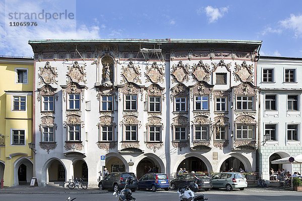 Kernhaus mit Rokoko-Fassade von 1740 mit Arkadengang  Marienplatz  Altstadt  Wasserburg am Inn  Oberbayern  Bayern  Deutschland  Europa