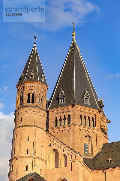 Türme von Der hohe Dom St. Martin zu Mainz oder Mainzer Dom in der Abendsonne  Mainz  Rheinland Pfalz  Deutschland  Europa