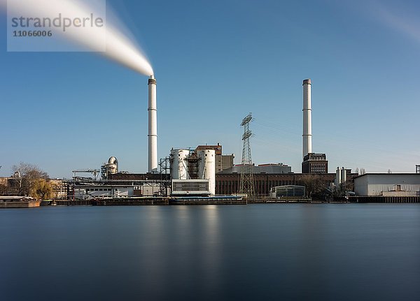 Ausblick über die Spree auf das Kraftwerk Klingenberg  Rummelsburg  Berlin  Deutschland  Europa