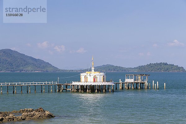 Buddhistischer Tempel auf Pier  Insel Ko Phayam  Provinz Ranong  Thailand  Asien