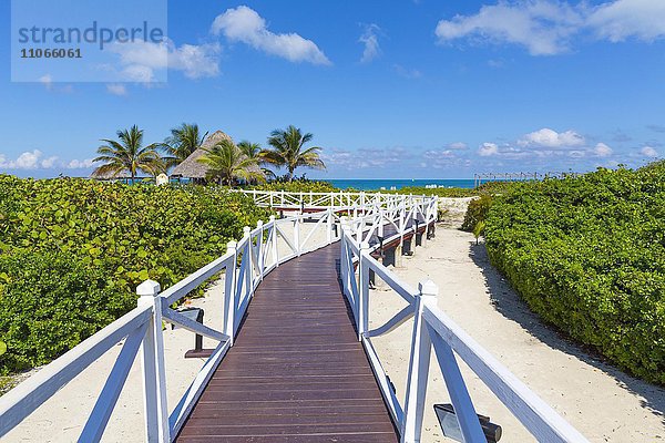 Steg zum Strand  Hotel Melia Las Dunas  Insel Cayo Santa Maria  Karibik  Kuba  Nordamerika
