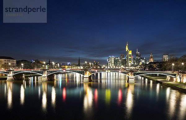 Hochhaus-Skyline bei Dämmerung  Bankenviertel  Frankfurt am Main  Hessen  Deutschland  Europa