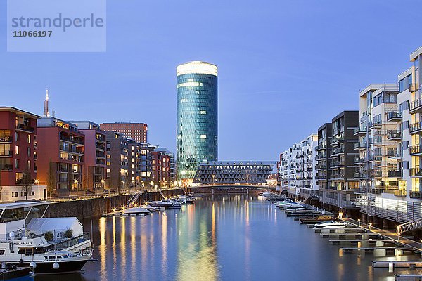 Wohn- und Bürogebäude im Westhafen  hinten Westhafen-Tower  Frankfurt am Main  Hessen  Deutschland  Europa