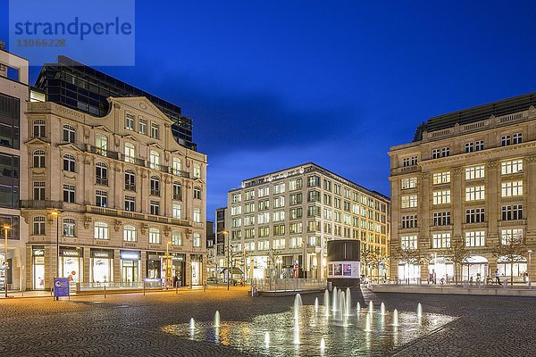 Büro- und Geschäftshäuser bei Dämmerung  Rathenauplatz  Innenstadt  Frankfurt am Main  Hessen  Deutschland  Europa