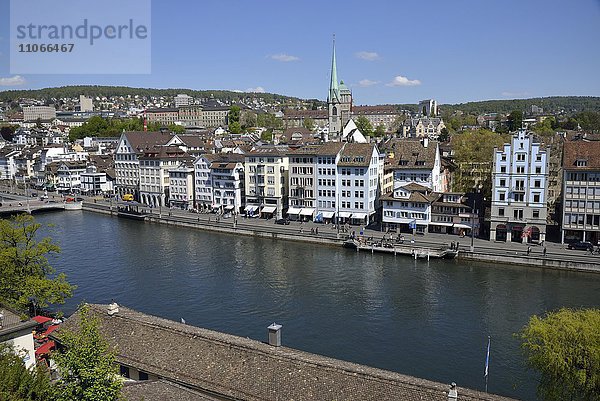 Altstadt von Zürich mit Fluss Limmat  Ausblick vom Lindenhof  Zürich  Schweiz  Europa