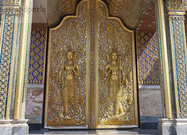 Vergoldete Türe mit Buddhas  Tempel Wat Thasung Banphot  Nakhon Sawan  Thailand  Asien