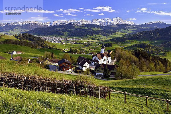 Ausblick vom Weiler Schlatt über das Appenzellerland  dahinter Alpstein mit Säntis  Schweiz  Europa
