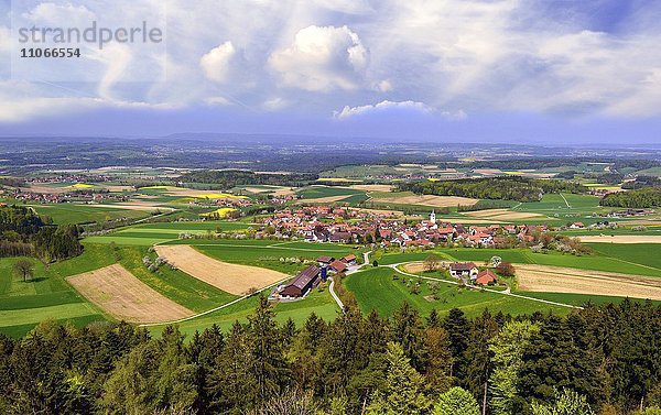 Ausblick über das Dorf Buch am Irchel und das Zürcher Weinland  dahinter aufziehendes Gewitter  Bezirk Andelfingen  Kanton Zürich  Schweiz  Europa