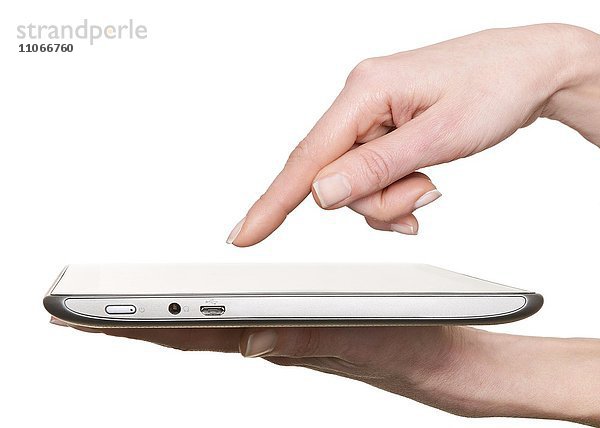 Finger deutet auf den Bildschirm von einem Tabletcomputer