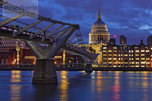 Fußbrücke Millennium Bridge und die St. Paul's Cathedral in der Abenddämmerung  London  England  Großbritannien  Europa