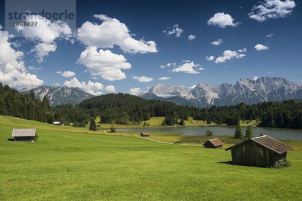 Geroldsee oder Wagenbrüchsee  hinten Karwendel  Krün bei Mittenwald  Werdenfelser Land  Oberbayern  Bayern  Deutschland  Europa