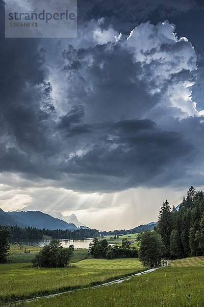 Gewitterwolken über Geroldsee oder Wagenbrüchsee  hinten Karwendel  Krün bei Mittenwald  Werdenfelser Land  Oberbayern  Bayern  Deutschland  Europa