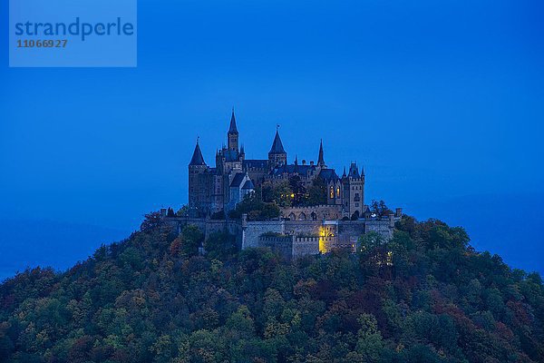 Ausblick vom Aussichtspunkt Zeller Horn  Burg Hohenzollern bei Dämmerung  bei Hechingen  Zollernalbkreis  Baden-Württemberg  Deutschland  Europa