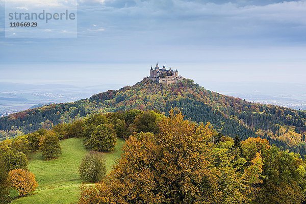 Ausblick vom Aussichtspunkt Zeller Horn  Burg Hohenzollern im Herbst  bei Hechingen  Zollernalbkreis  Baden-Württemberg  Deutschland  Europa