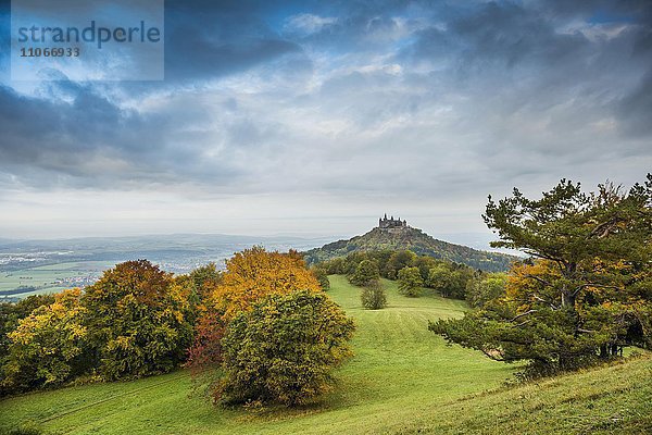 Ausblick vom Aussichtspunkt Zeller Horn mit Burg Hohenzollern im Herbst  bei Hechingen  Zollernalbkreis  Baden-Württemberg  Deutschland  Europa