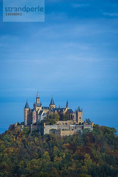 Ausblick vom Aussichtspunkt Zeller Horn  Burg Hohenzollern  bei Hechingen  Zollernalbkreis  Baden-Württemberg  Deutschland  Europa