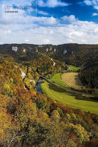 Ausblick über den Donaudurchbruch bei Burg Wildenstein  Naturpark Obere Donau  Schwäbische Alb  Baden-Württemberg  Deutschland  Europa