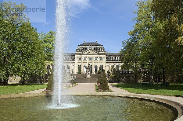 Schloßpark Fulda  Springbrunnen mit Wasserfontäne  hinten Orangerie  Fulda  Hessen  Deutschland  Europa