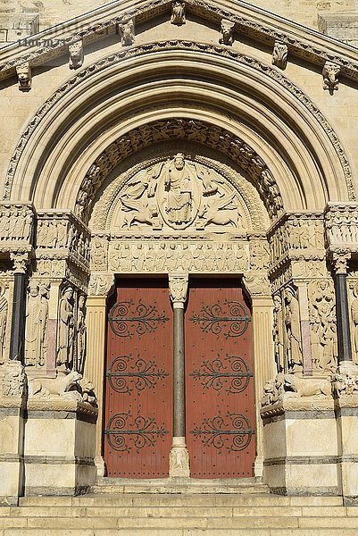 Portal der Klosterkirche St. Trophime  Arles  Provence-Alpes-Cote d'Azur  Frankreich  Europa