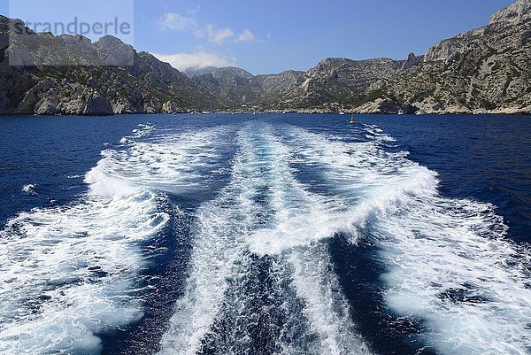 Boot hinterläßt Wellen  Mittelmeer  Parc National des Calanques  bei Marseille  Provence  Cote d'Azur  Frankreich  Europa