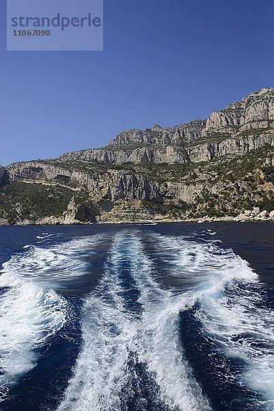 Boot hinterläßt Wellen  Mittelmeer  Parc National des Calanques  bei Marseille  Provence  Cote d'Azur  Frankreich  Europa