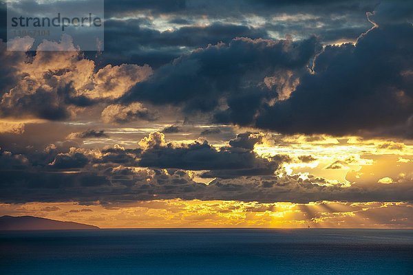 Abendstimmung  Wolkenhimmel bei Sonnenuntergang über dem Meer  San Sebastian  Donostia  Baskenland  Spanien  Europa