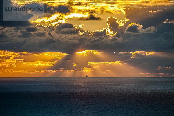 Abendstimmung  Wolkenhimmel bei Sonnenuntergang über dem Meer  San Sebastian  Donostia  Baskenland  Spanien  Europa