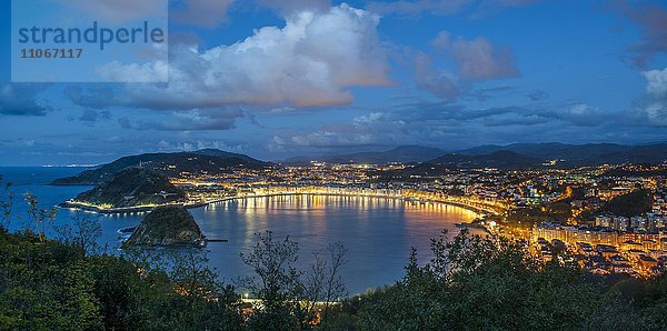 Abendstimmung an der Bucht La Concha  San Sebastian  auch Donostia  Baskenland  Spanien  Europa
