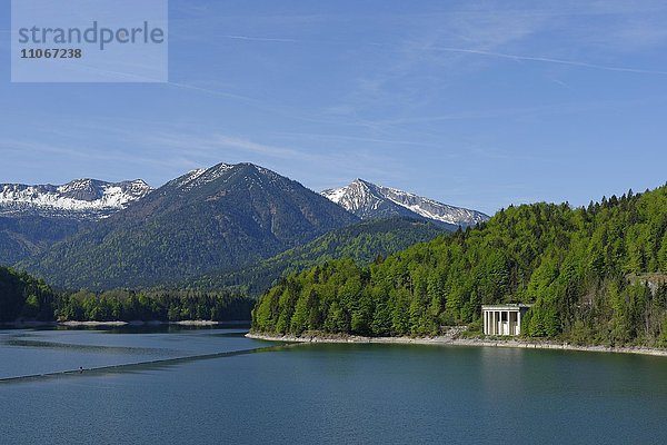 Sylvensteinspeicher  Stausee mit Karwendelgebirge und Wasserschloß  Oberbayern  Bayern  Deutschland  Europa