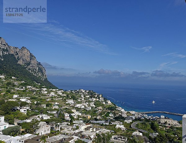 Ausblick von der Piazza Umberto auf Marina Grande und den Monte Solero  Capri  Golf von Neapel  Kampanien  Italien  Europa