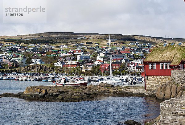 Bunte Häuser und kleine Boote im Hafen  Tinganes  Thorshaven  Tórshavn  Färöer-Inseln  Føroyar  Dänemark  Europa
