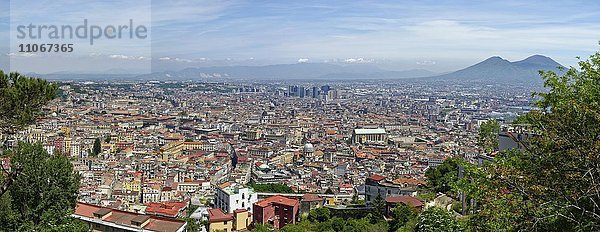 Aussicht über die Stadt vom Castel Sant´Elmo  hinten Vesuv  Neapel  Kampanien  Italien  Europa