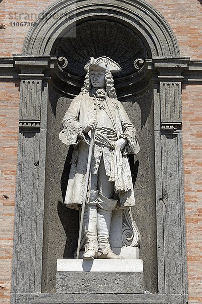 König Karl III. von Spanien  Carlo VII. von Neapel und Sizilien  Carlo V. von Sizilien  Statue in der Fassade des Palazzo Reale  Piazza del Plebiscito  Neapel  Kampanien  Italien  Europa
