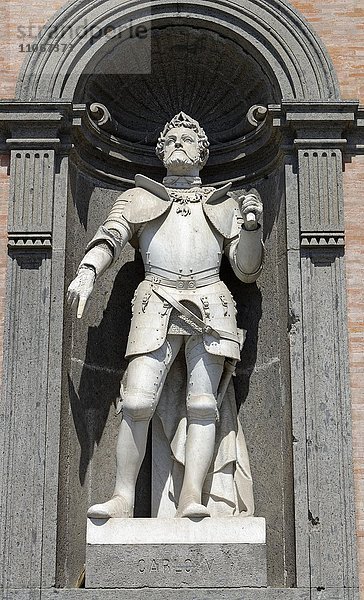 König Kaiser Karl V. von Habsburg  Statue in der Fassade des Palazzo Reale  Piazza del Plebiscito  Neapel  Kampanien  Italien  Europa