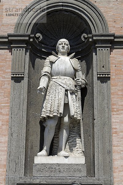 König Alfons V. von Aragon  Statue in der Fassade des Palazzo Reale  Piazza del Plebiscito  Neapel  Kampanien  Italien  Europa