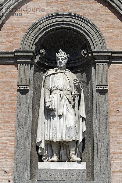 König Karl I. von Anjou  Statue in der Fassade des Palazzo Reale  Piazza del Plebiscito  Neapel  Kampanien  Italien  Europa