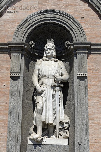 König Friedrich II. Staufer  Statue in der Fassade des Palazzo Reale  Piazza del Plebiscito  Neapel  Kampanien  Italien  Europa