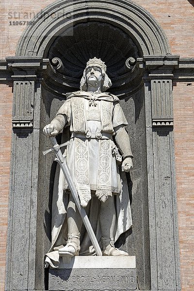 König von Sizilien  Roger II.  Normanne  Statue in der Fassade des Palazzo Reale  Piazza del Plebiscito  Neapel  Kampanien  Italien  Europa