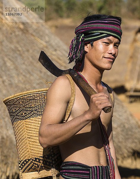 Mann in traditioneller Kleidung  Ethnische Minderheit  Pnong  Bunong  Senmonorom  Sen Monorom  Provinz Mondulkiri  Kambodscha  Asien